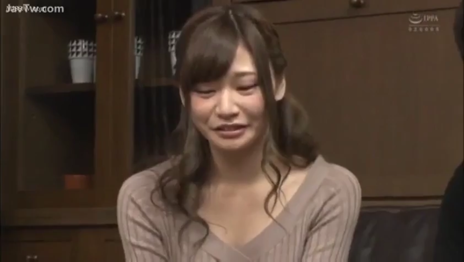 坐姿 · 委屈 · 脸部特写 · 客厅 · 木柜 · 日本AV · 浅棕色针织衫 · 哭诉