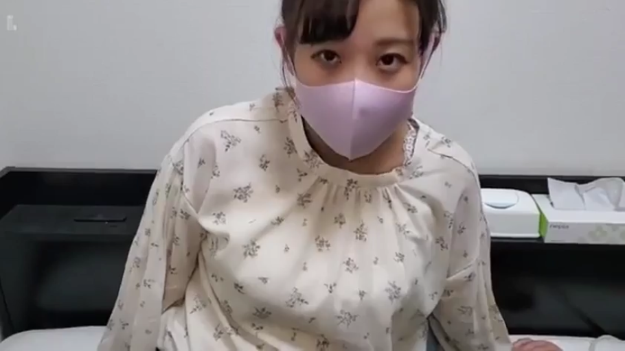 卧室 · 凝视 · 口罩遮脸 · 碎花衬衫 · 粉色口罩