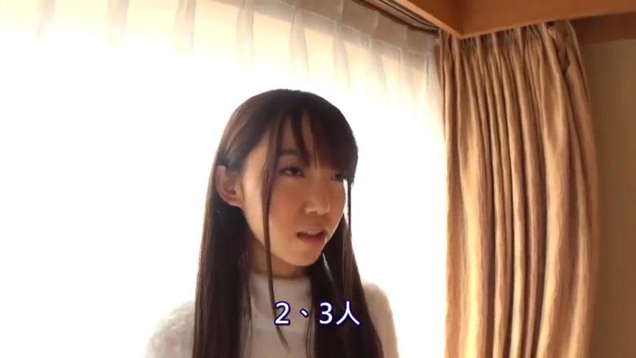 室内 · 脸部特写 · 字幕 · 白色毛衣 · 略显忧虑