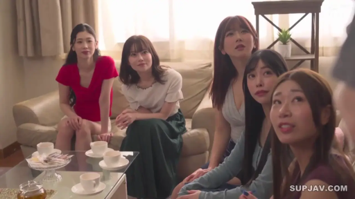 好奇 · 红色短袖 · 客厅 · 茶具 · 聚会场景