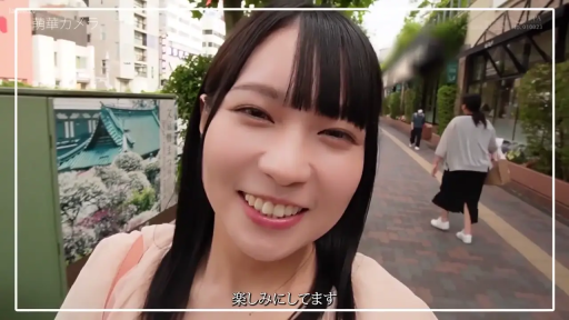 脸部特写 · 开心 · 摄像机 · 城市街道 · 日语字幕 · 浅色上衣