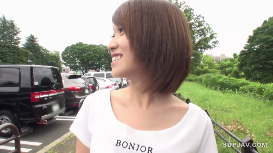 放松 · 侧脸 · 白色T恤 · 室外