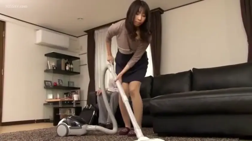 全身 · 专注 · 弯腰 · 客厅 · 紧身裙 · 做家务 · 人妻 · 吸尘器
