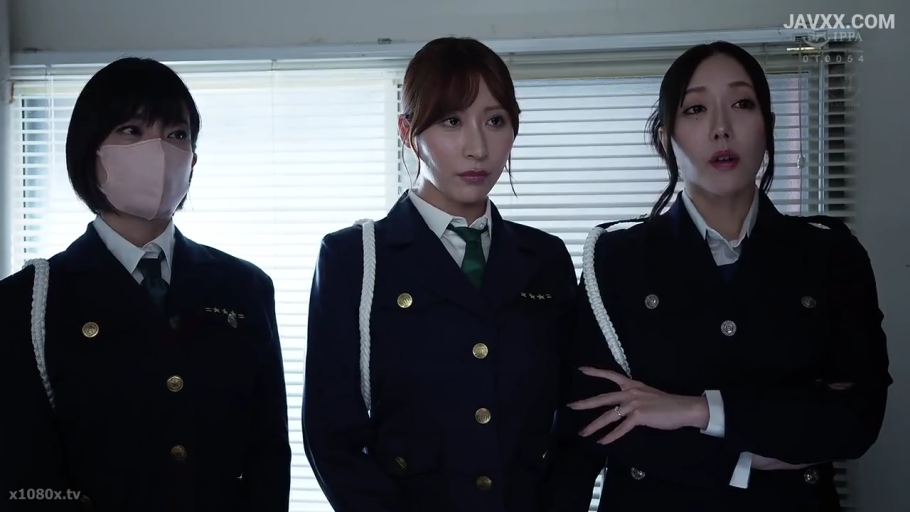 办公室 · 面无表情 · 制服细节 · 绿色领带 · 制服绳结 · 制服上有金属肩章和纽扣