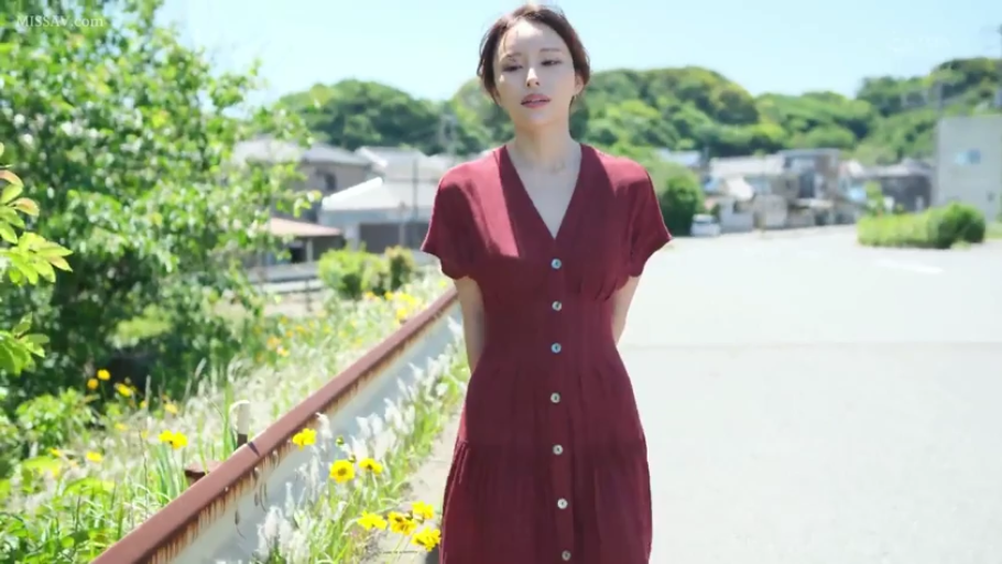 若有所思 · 人物半身特写 · 乡村公路 · 晴天 · V领排扣裙