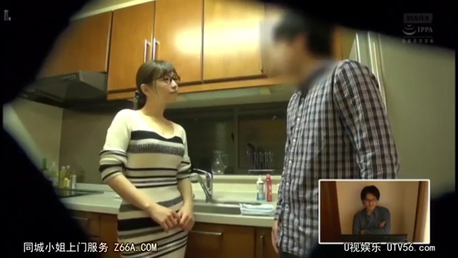 交谈 · 站立 · 中景 · 自然 · 偷窥视角 · 厨房 · 橱柜 · 条纹针织裙