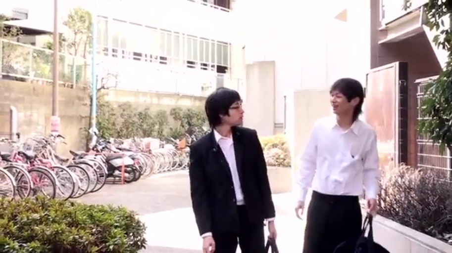 校服上衣 · 手提包 · 光线明亮 · 交谈中 · 户外自行车停放处