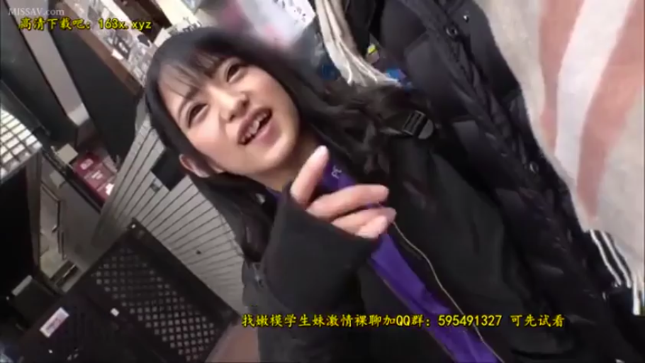 脸部 · 站立 · 街道 · 说话 · 开心 · 黑色夹克 · 街头访谈