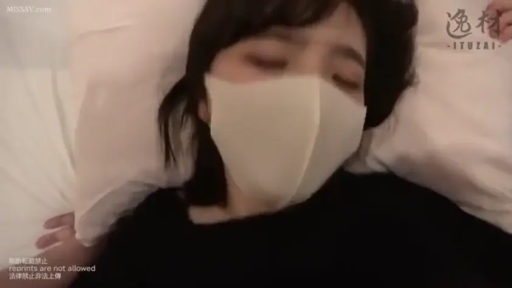 卧室 · 放松 · 面部特写 · 口罩 · 白色口罩 · 无其他细节