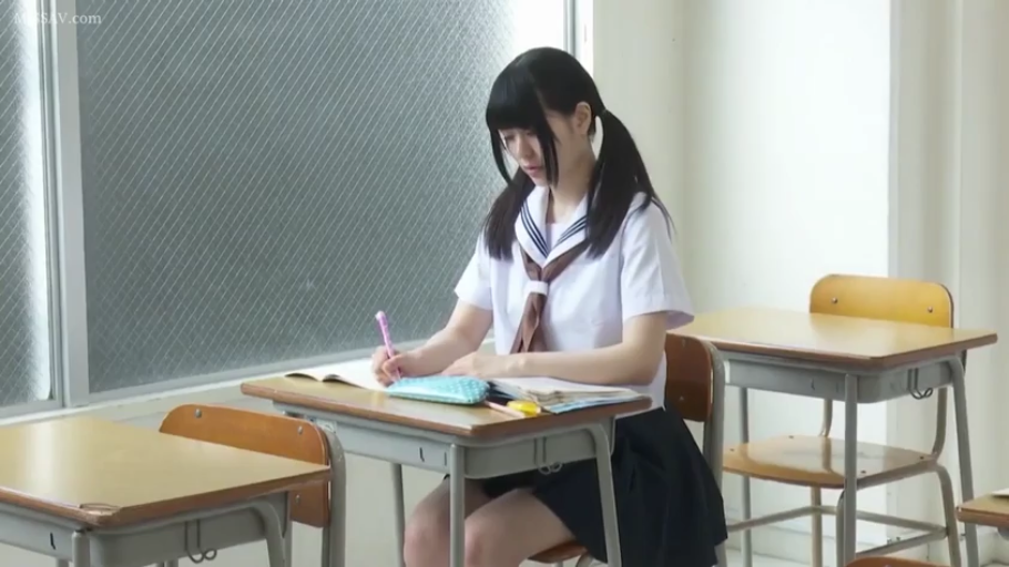教室 · 平静 · 笔记本 · 白色水手服校服 · 女生上半身特写