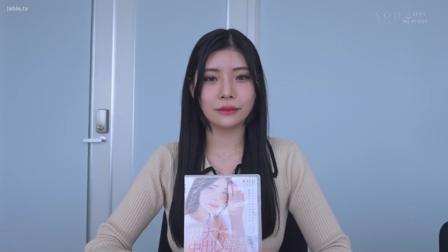 光盘封面特写 · 职业化微笑 · 米色针织衫 · 室内工作室 · 光盘盒