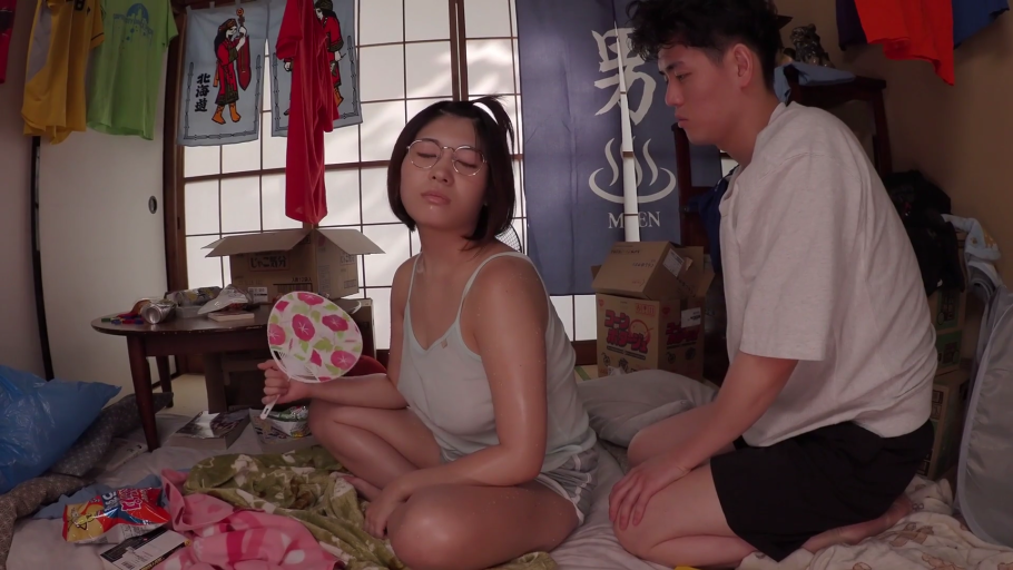 日式房间 · 浅色吊带背心 · 团扇 · 女子闭眼享受表情 · 女子上半身侧面 · 身上有汗水痕迹