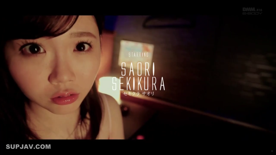 室内 · 脸部特写 · 注视 · 白色吊带 · 无辜 · 日本AV · 正对镜头