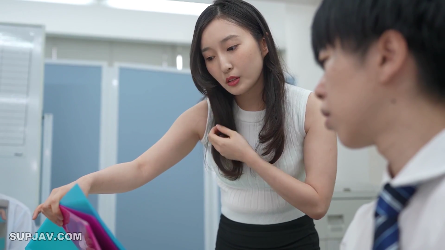 职业化 · 办公室 · 文件夹 · 白色无袖针织背心 · 女性面部特写 · 室内光线充足