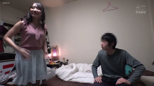 交谈 · 卧室 · 中景 · 微笑 · 被褥 · 浅蓝色短裙 · 站姿与坐姿