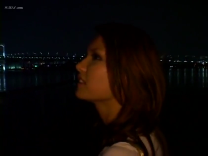 夜间海边 · 侧脸特写 · 浅色上衣 · 略带深思 · 低光环境