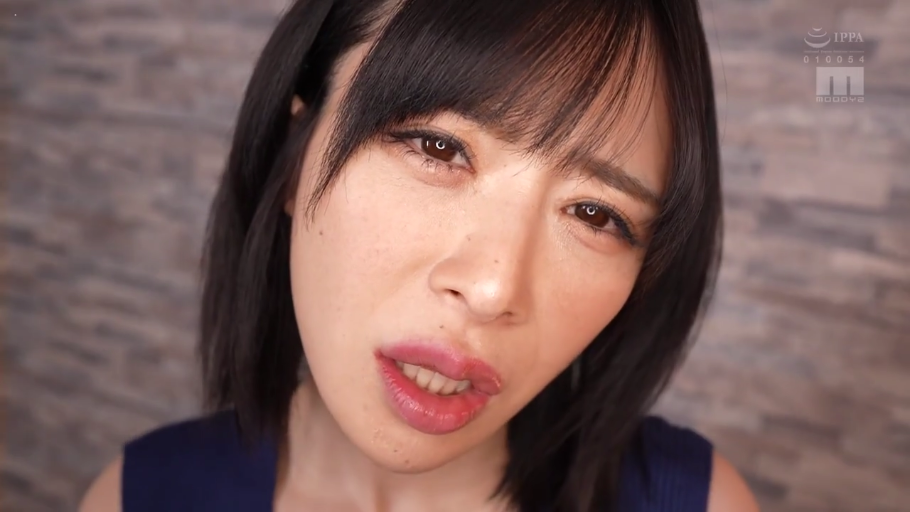 室内 · 眼睛特写 · 渇望 · 深蓝色无袖上衣