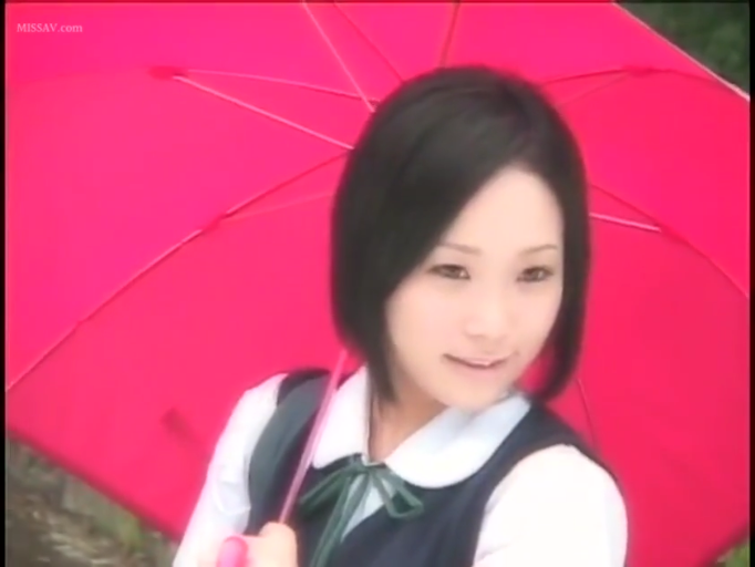 水手服上衣 · 脸部特写 · 清纯 · 路边 · 雨伞