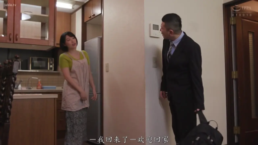 家庭厨房 · 围裙 · 中景人物拍摄 · 妻子神态自然 · 丈夫穿黑色正式西装打领带