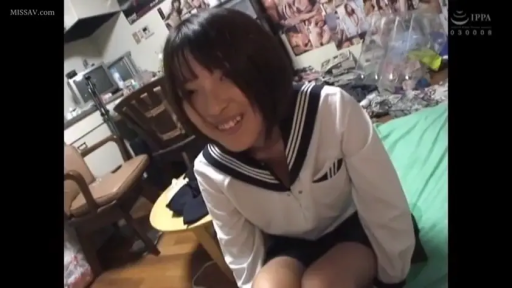 坐姿 · 卧室 · 微笑 · 面对镜头 · 半身 · 水手服