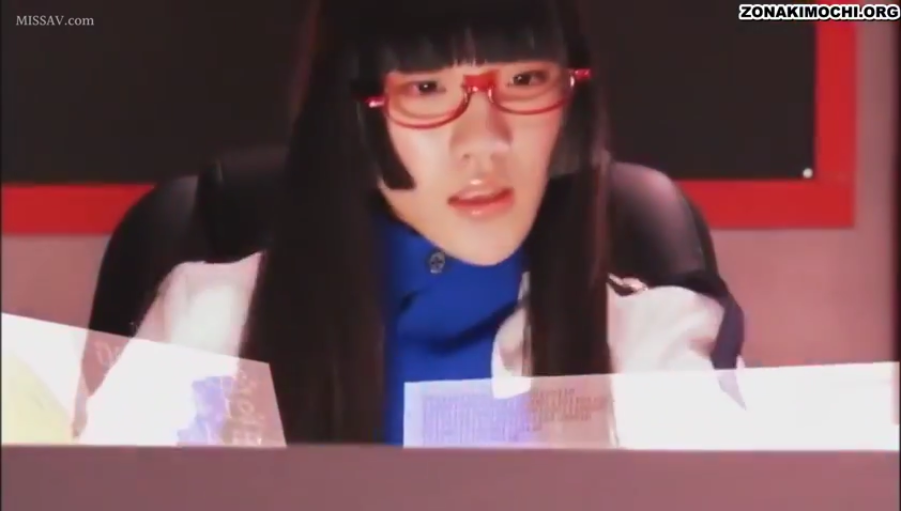 若有所思 · 脸部特写 · 办公室 · 红框眼镜 · 光线较暗 · 蓝色立领制服