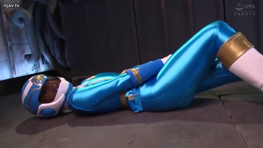 全身 · 仰卧 · 蓝色紧身衣 · 废弃仓库