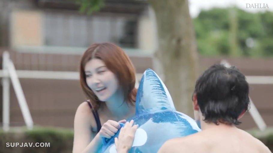 中景 · 微笑 · 户外 · 面对面 · 白天 · 嬉戏 · 泳衣 · 充气玩具