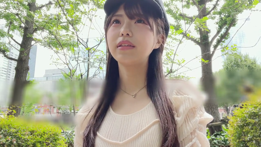 若有所思 · 上半身特写 · 绿化带 · 米白色针织衫 · 光线明亮 · 黑色鸭舌帽