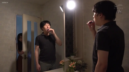 站立 · 中景 · 自然 · 洗手间 · 刷牙 · 牙刷 · 黑色POLO衫