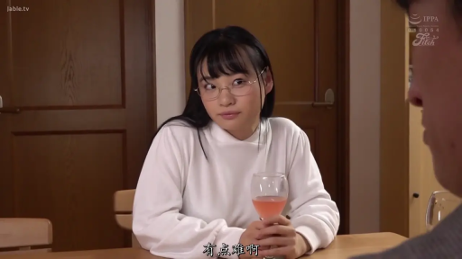室内 · 酒杯 · 上半身特写 · 略带困惑或思考 · 白色圆领长袖卫衣 · 字幕显示“有点难啊”