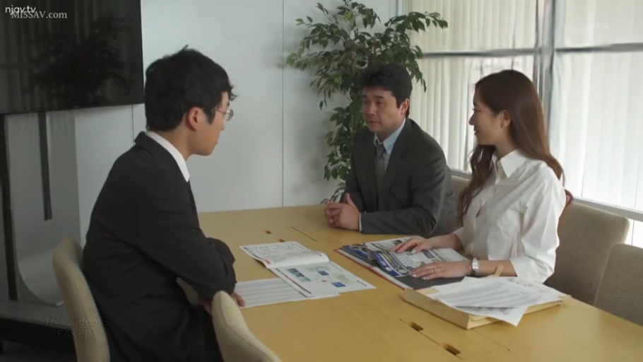 平静 · 深色西装 · 办公文件 · 办公室会议室