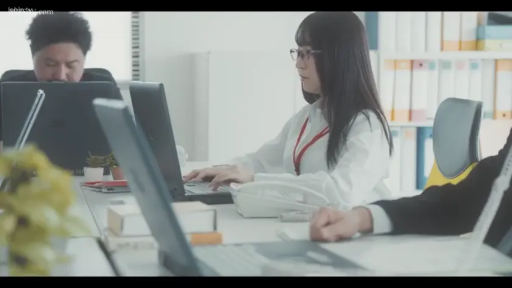 工作证带 · 专注 · 办公室 · 白色衬衫