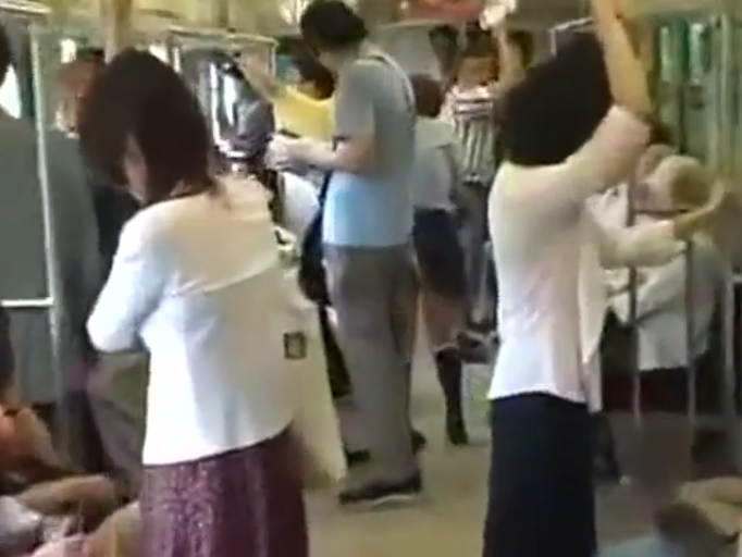 站姿 · 全景 · 扶手 · 乘车 · 电车 · 职场装