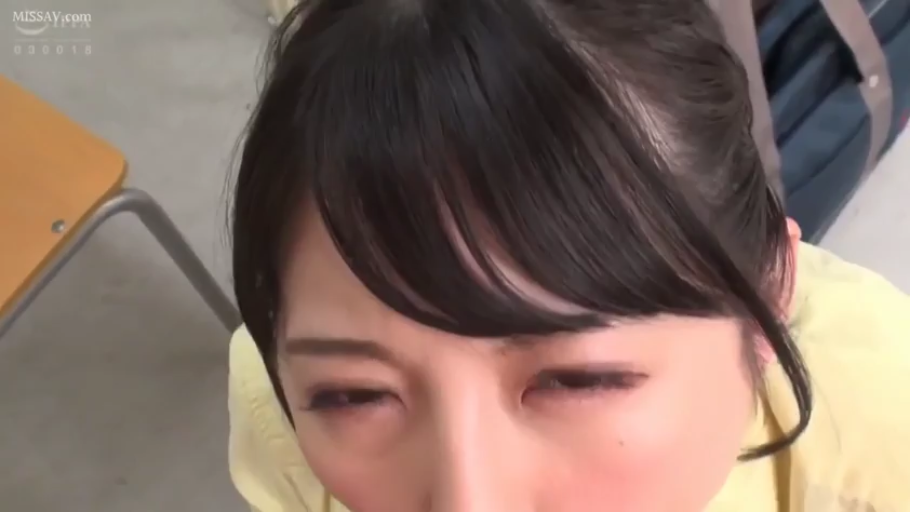 教室 · 眼睛特写 · 半闭双眼 · 黄色上衣 · 光线明亮 · 口交