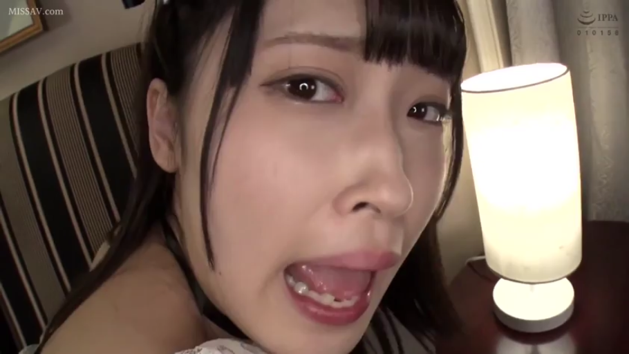 卧室 · 台灯 · 张嘴特写 · 含情脉脉 · 吊带内衣 · 室内暖光 · 口交