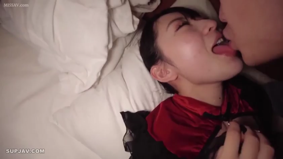 迷离 · 枕头 · 仰卧 · 面部特写 · 深吻 · 室内床上 · 红色角色扮演服