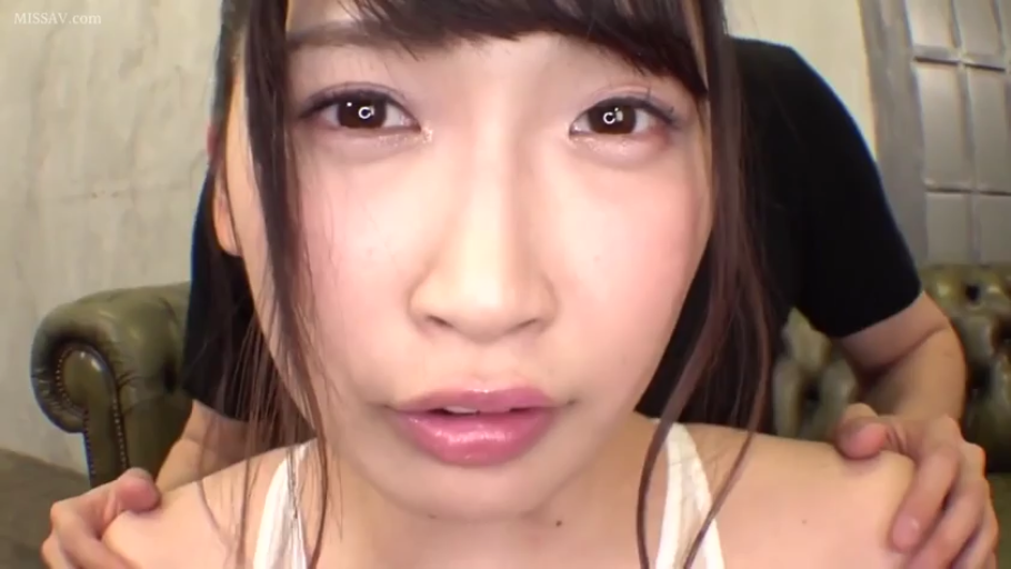 室内 · 脸部特写 · 正面坐姿 · 白色吊带背心 · 无辜表情 · 眼神对视