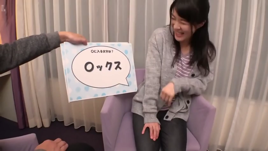 室内 · 坐姿 · 羞涩 · 中景 · 便服 · 互动 · 采访 · 提示牌