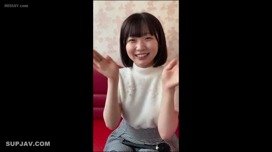 红色背景墙 · 脸部特写 · 开朗 · 麦克风 · 白色高领针织衫