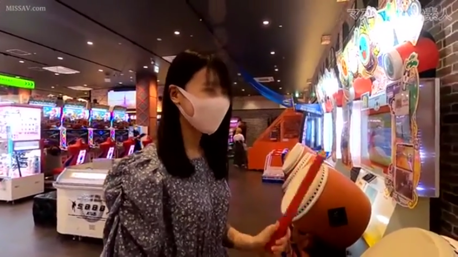 集中 · 站立 · 中景 · 水印 · 小花柄ワンピース · 游戏厅 · 击鼓 · 鼓槌