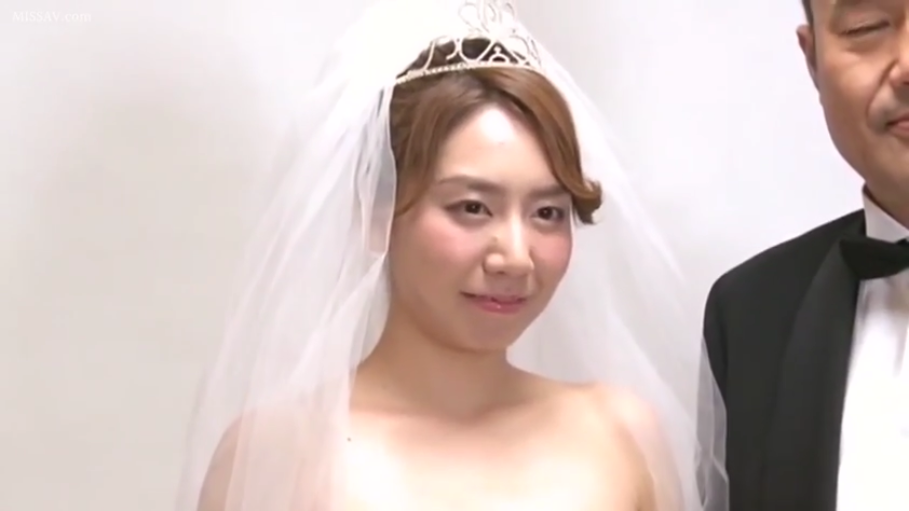 室内 · 微笑 · 皇冠 · 黑色礼服西装 · 新娘面部特写