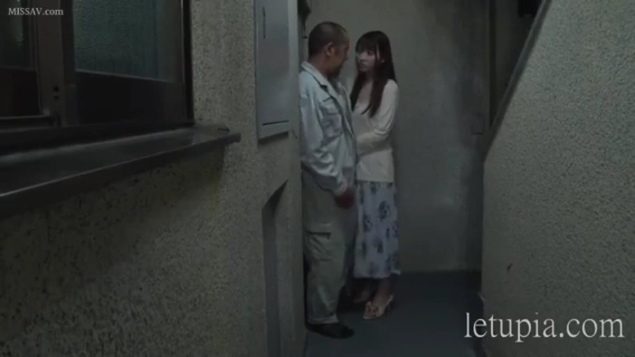 严肃 · 全身 · 站立 · 剧情 · 走廊 · 交流 · 工装