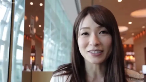 脸部特写 · 微笑 · 谈话 · 长发 · 浅色上衣 · 正对镜头 · 室内公共场所