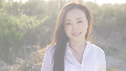 上半身特写 · 白色衬衫 · 林间 · 妩媚表情 · 逆光拍摄