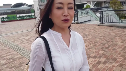 上半身特写 · 交谈中 · 包 · 户外广场 · 白色竖条纹衬衫 · 日常装束