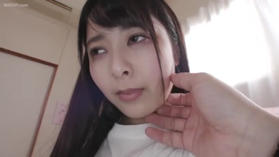 下巴特写 · 白色上衣 · 室内卧室 · 虚脱感
