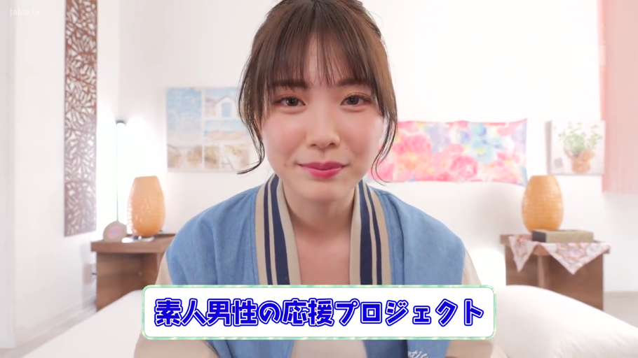 卧室 · 面部特写 · 注视 · 画质清晰 · 字幕条 · 蓝色棒球风外套
