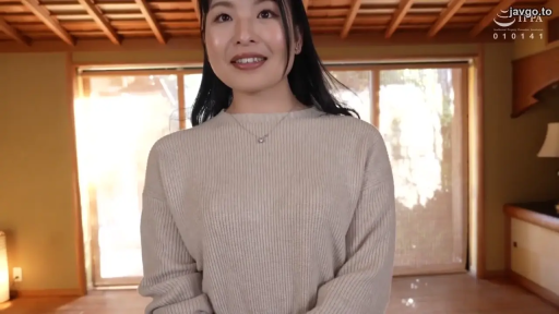 自然 · 上半身特写 · 日式房间 · 光线明亮 · 项链 · 米色针织毛衣