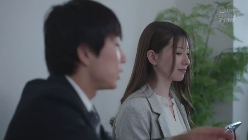 办公室 · 微笑 · 灰色职业西装外套 · 女性侧脸特写