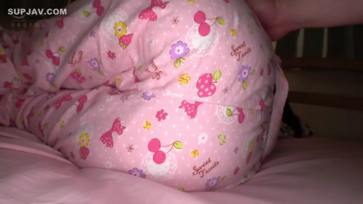 臀部特写 · 偷窥视角 · 抚摸 · 侧卧 · 床上用品 · 卧室床上 · 粉色印花睡衣